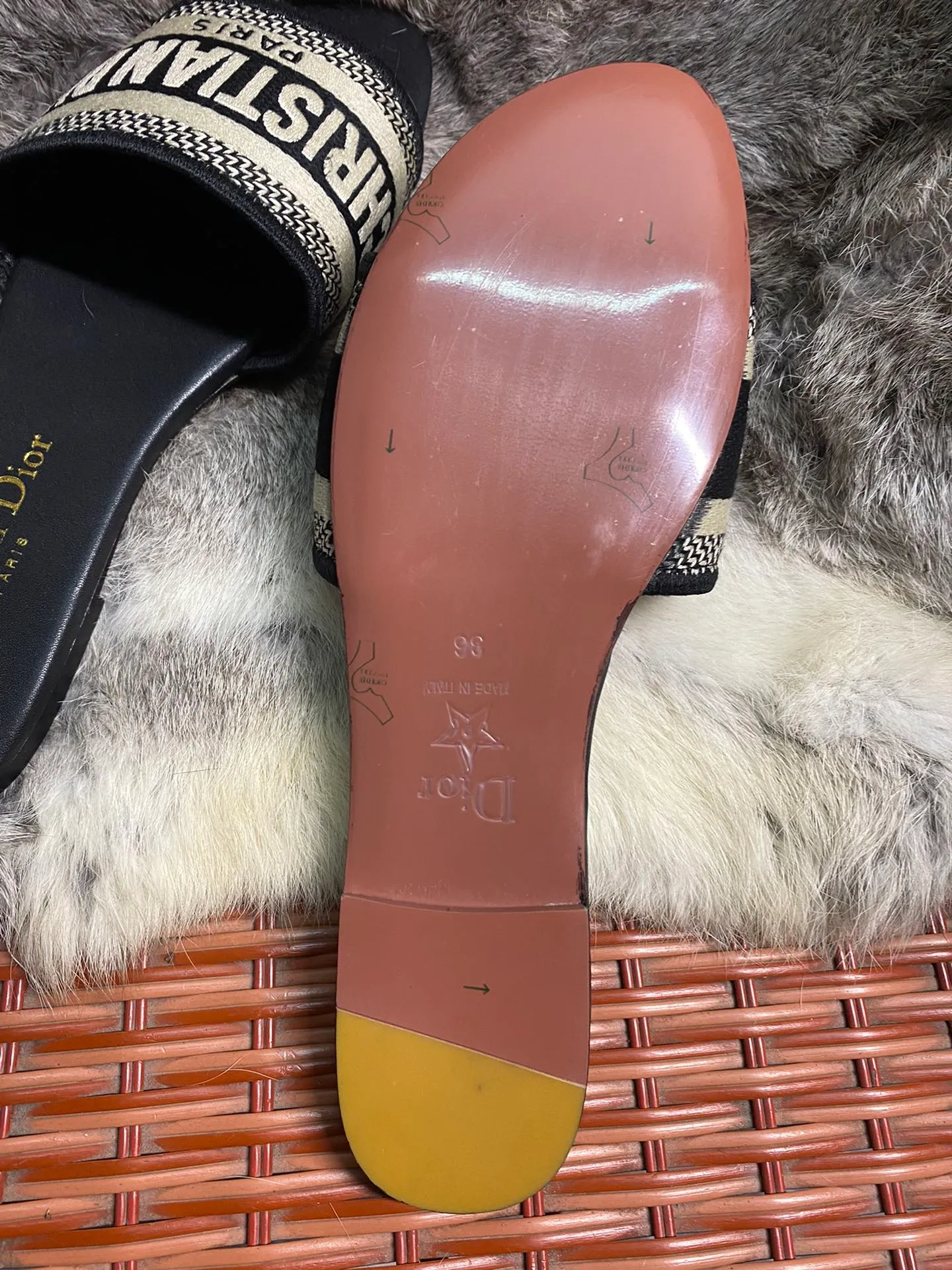 👟👟Ex-factory price 360👟👟 Dior Dior West Coast Hawaiian style, Logo woven canvas slippers®️ classic and high-quality glamorous masterpiece. The most popular spring and summer series in the counter. It has temperament, fashion, classic and eye-catching design style. 😌The effect on the feet is particularly beautiful〰️ ⚠️ •Upper: original customized canvas computer embroidered Logo •Inner lining/foot: original customized sheepskin lining sheepskin pad •Size:35-43